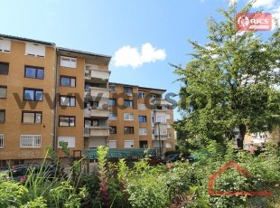 Trosoban stan na četvrtom spratu sa dva balkona, naselje Dobrinja. Mogućnost pretvaranja u četverosoban!