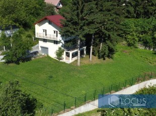 Kuća sa prostranim i osunčanim dvorištem na parceli uknjižene površine 1.540m2, smještena u mirnom okruženju i pristupačnoj lokaciji, Miševići, Hadžići
