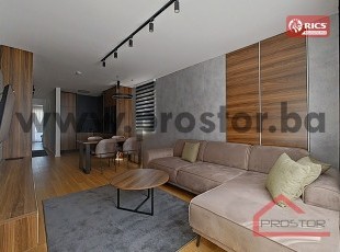 Luksuzno opremljen trosoban apartman na četvrtom spratu prestižnog kompleksa Snježna Dolina, idealno pozicioniran uz ski staze i šestosjed, na lokaciji koja objedinjuje vrhunski komfor, planinski ambijent i turistički potencijal.