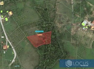 Prostrana i osunčana zemljišna parcela uknjižene površine 2.608m2, smještena u prelijepom prirodnom okruženju tj. elitnom dijelu naselja Poljine, Centar