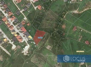Prostrana i osunčana zemljišna parcela, uknjižene površine 1.223 m2 u mirnom okruženju na pristupačnoj lokaciji u naselju Orahov brijeg, Općina Vogošća