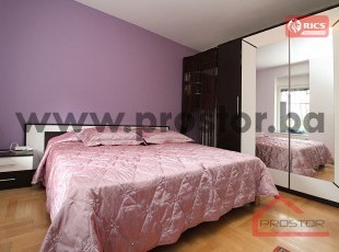 Renoviran namješten trosoban stan sa baštom i garažom, Bistrik