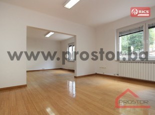 Nenamješten trosoban stan sa baštom i terasom u blizini OHR-a, ul. Ljubljanska