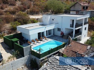 INVESTICIJA!!! Novoizgrađena i kvalitetno uređena kuća sa bazenom, četiri apartmana i otvorenim pogledom, netto površine 290m2, naselje Podgrađe, Blagaj