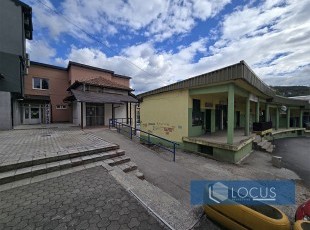 Poslovni objekat sa pristupom za osobe sa invaliditetom, korisne površine cca. 100m2, spratnosti S+P+Pt na atraktivnoj lokaciji u naselju Vogošća