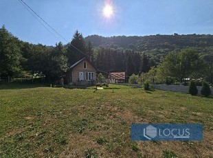Vikendica u idiličnom okruženju sa prelijepim potokom, prostranim dvorištem i odličnim asfaltim pristupom na parceli površine 715m2, naselje Luke, Trnovo