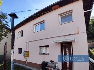 Suvlasnički dio od 1/2 kuće i dvorišta na atraktivnoj lokaciji u blizini glavne sobraćajnice u naselju Švrakino selo, Novi Grad