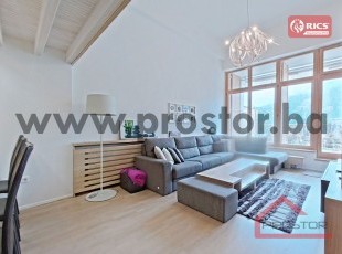 Ekskluzivan i moderno uređen dvosoban(trosoban) apartman s galerijom i prostranom terasom, smješten na izuzetno atraktivnoj lokaciji s potpuno otvorenim pogledom prema ski stazama. ***Virtuelna šetnja 360°***