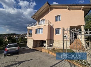 Kvalitetno građena, uknjižena kuća sa prostranim i uređenim dvorištem na parceli površine 1.120m2 u pristupačnom dijelu naselja Briješće, Novi Gad