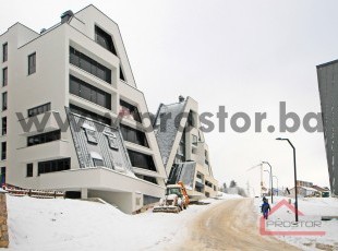 NOVOGRADNJA BJELAŠNICA! Dvosoban apartman (A10) odličnog rasporeda, uknjižene površine 46m2, smješten u manjem objektu pored hotela “Han”. POPUST U PRETPRODAJI DO -8%!