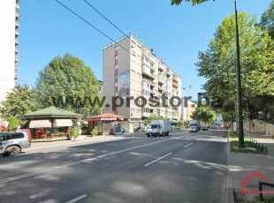 Potpuno adaptiran i namješten dvosoban stan sa lođom u centru grada, ulica Alipašina. Mogućnost pretvaranja u trosoban - PRODANO!