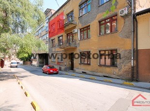 Partially adapted 1Bdr apartment, on the second floor, across from the pizzeria 