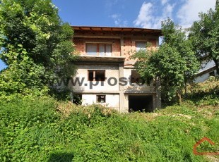 Devastated house on three floors, spacious land plot of 590sqm near the central part of the city, Pionirska dolina- EARNEST PAID!